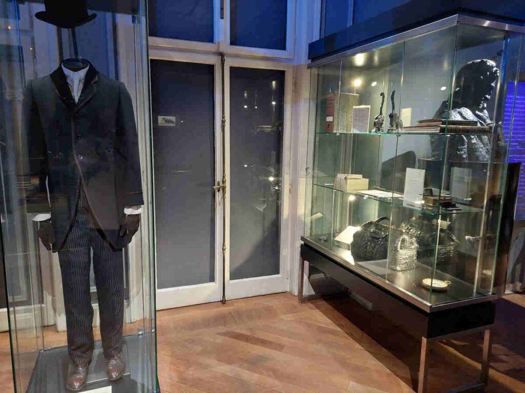 Nikola Tesla's suit and other personal items