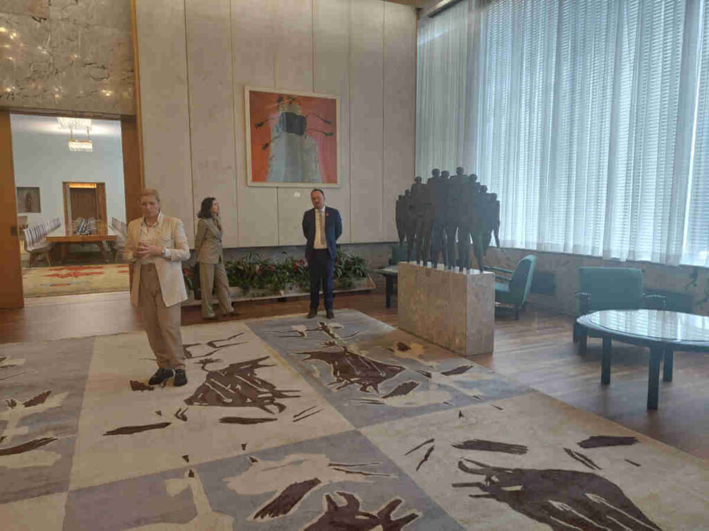 Manifestanti sculpture in Slovenian salon in the Palace of Serbia