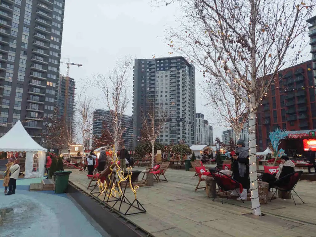 Cozy café offering coffee and mulled wine, perfect for warming up at the ice skating rink