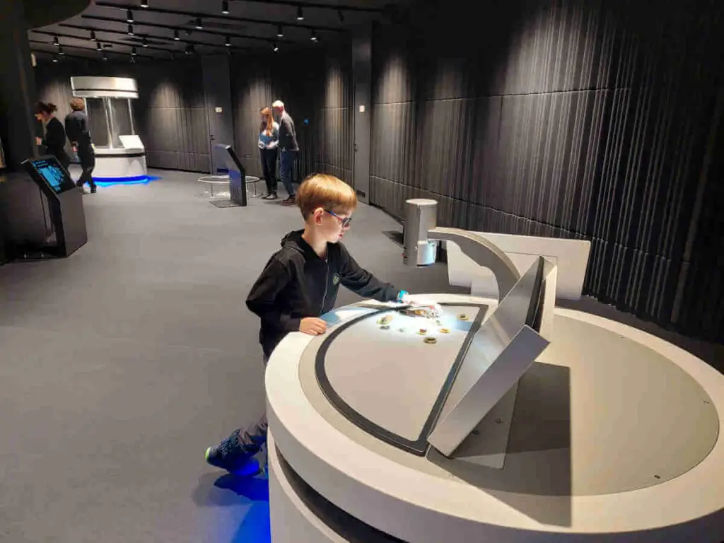 Children particularly enjoy the Palace of Science, where interactive exhibits and hands-on learning experiences make science fun and engaging.