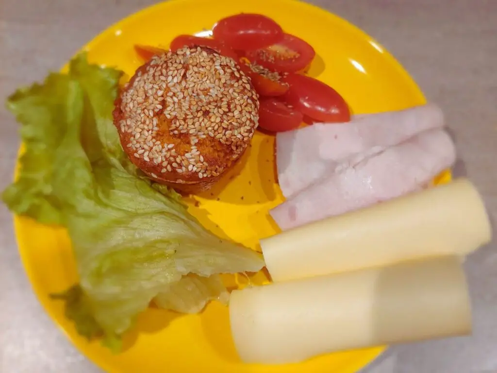 My quick dinner with what I had in the fridge: proja, cherry tomatoes, chicken deli meat, Gouda cheese, and iceberg lettuce.